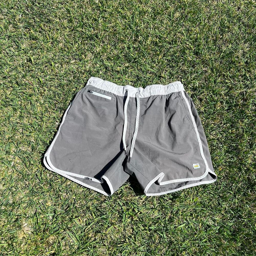 Vuori rare 5 inch inseam mens shorts size M medium